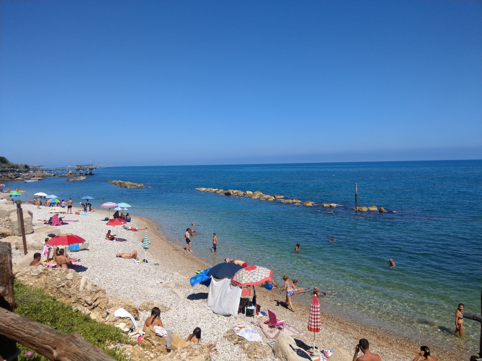 Foto von Valle Grotte Beach mit graue kiesel Oberfläche