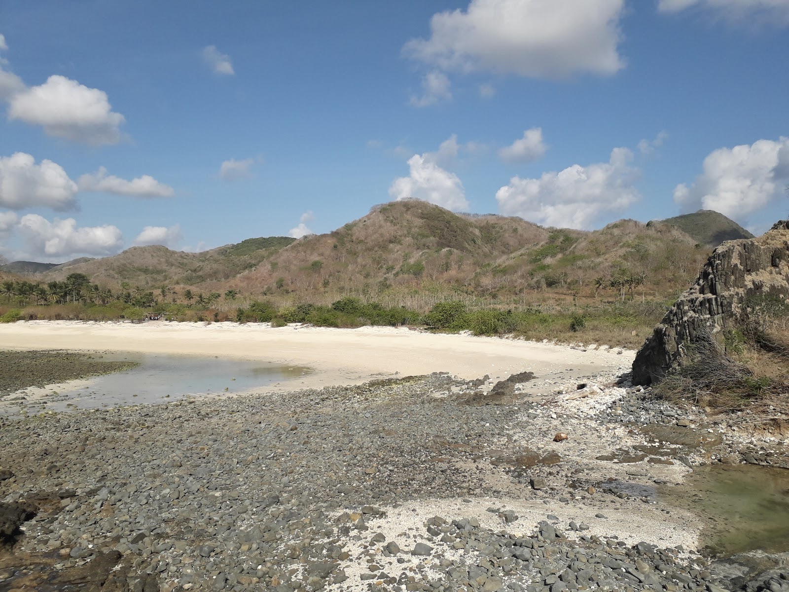 Foto de Mawi Beach apoiado por penhascos