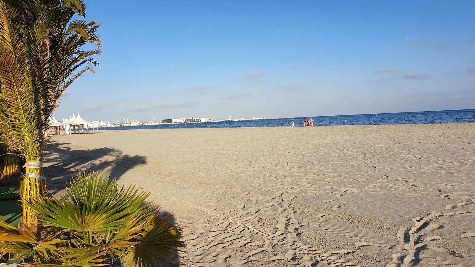 Beach Santa Pola'in fotoğrafı i̇nce kahverengi kum yüzey ile