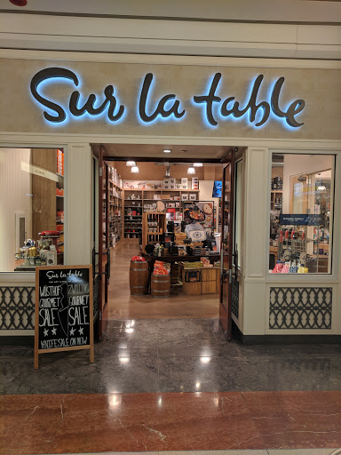 Shopping Mall «900 North Michigan Shops», reviews and photos, 900 N Michigan Ave, Chicago, IL 60611, USA