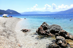 Foto von Aspros Gialos II Strand mit eine gerade küstenlinie