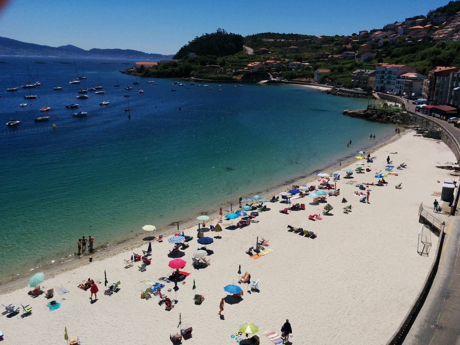 Xiorto beach'in fotoğrafı beyaz ince kum yüzey ile