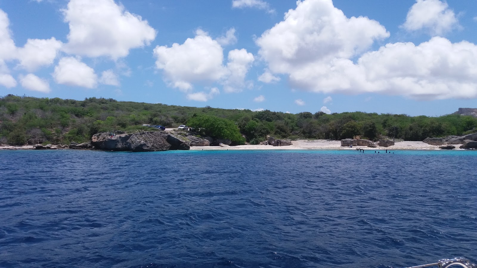 Directeurs Baai'in fotoğrafı uçurumlarla desteklenmiş