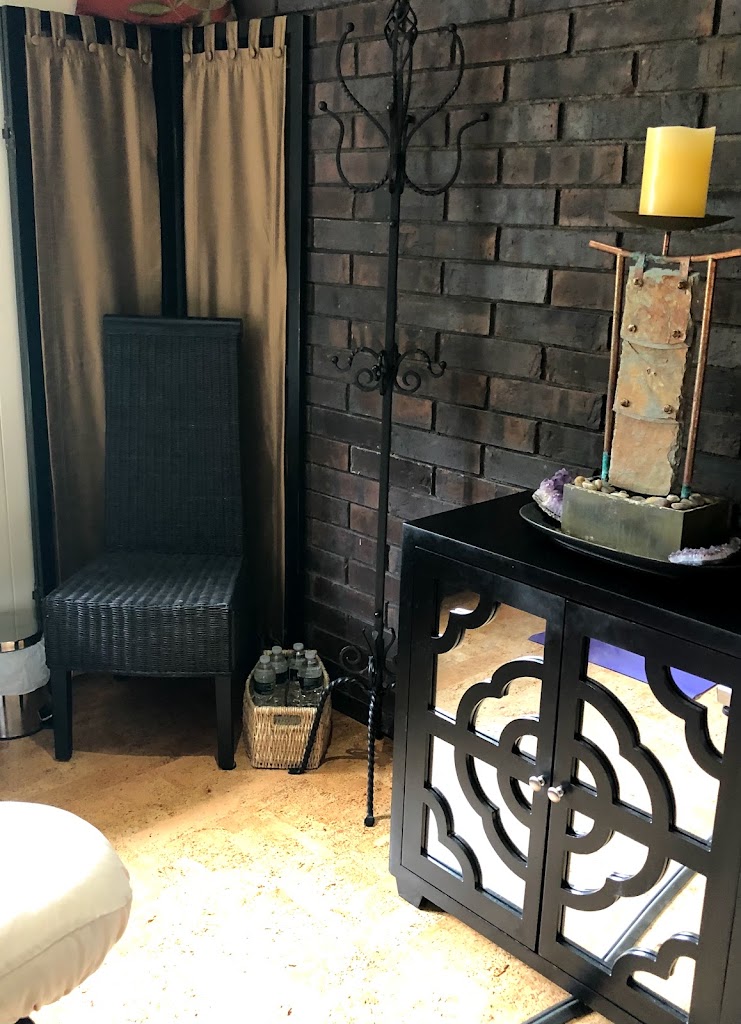 Be here now. Therapeutic massage 01028