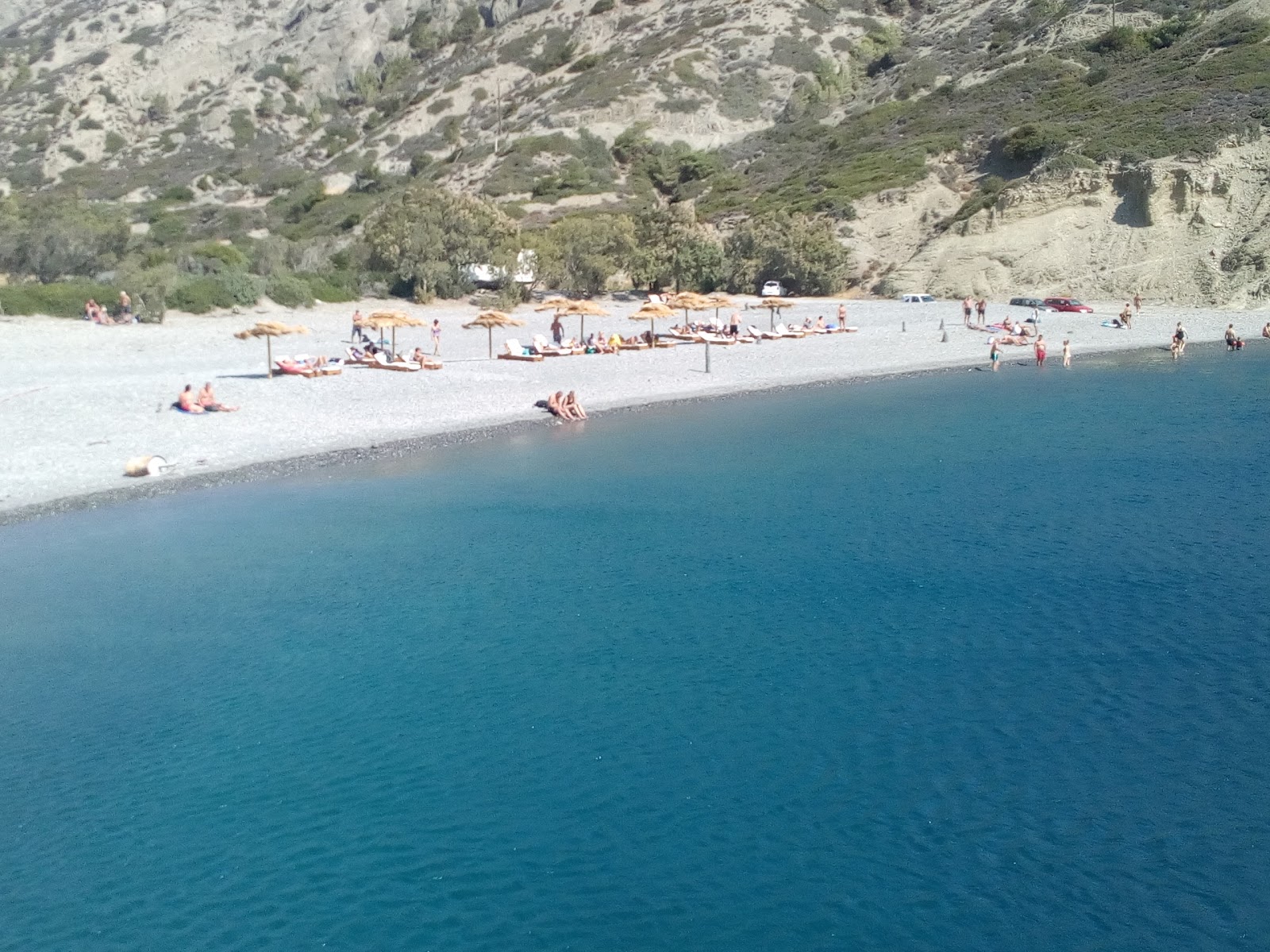 Photo de Paralia Agios Minas protégé par des falaises