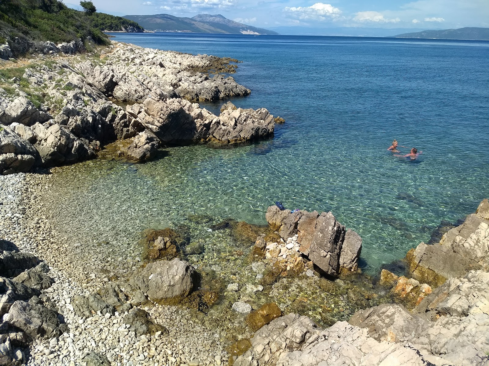 Foto de Ravni beach con agua cristalina superficie