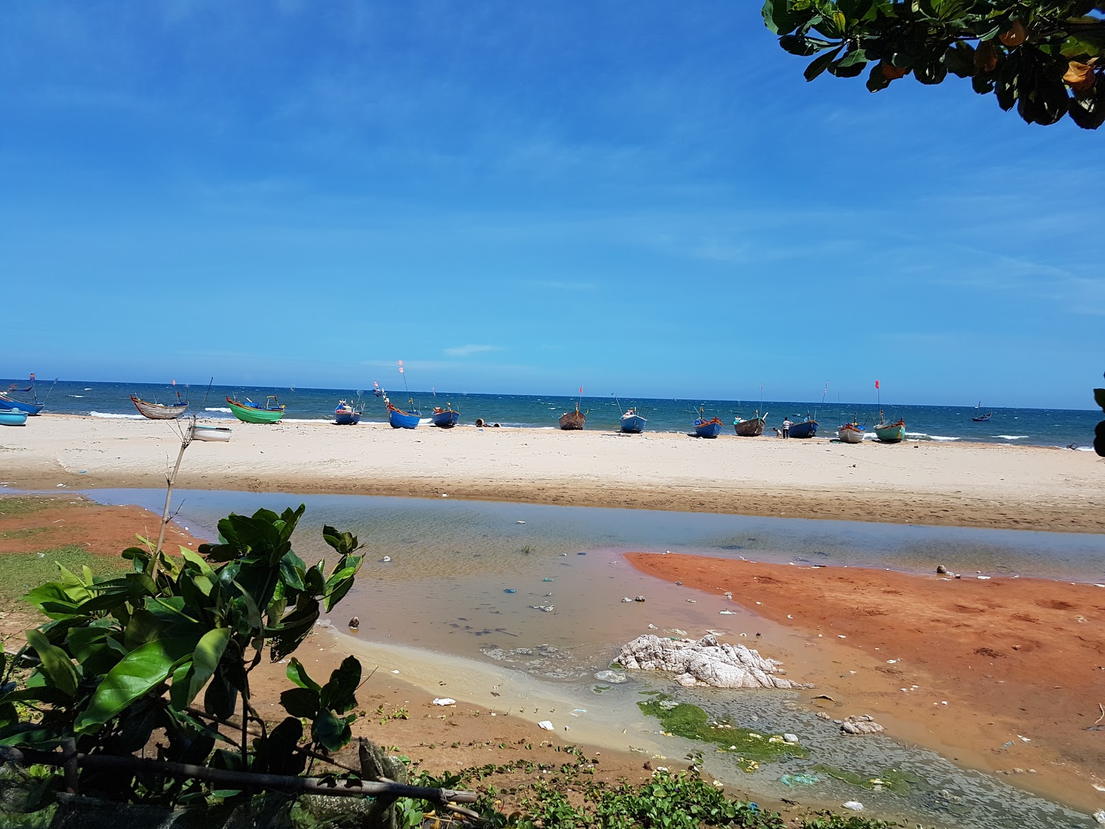 Red Sand Dunes Beach的照片 背靠悬崖