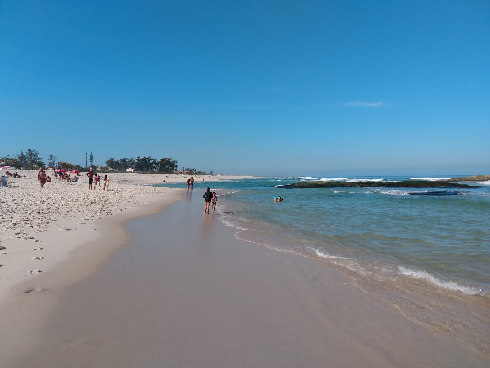 Foto van Praia de Itauna met helder fijn zand oppervlakte