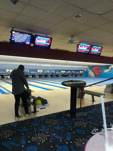 Bowling Alley «Luxury Lanes & Lounge Inc», reviews and photos, 600 E 9 Mile Rd, Ferndale, MI 48220, USA