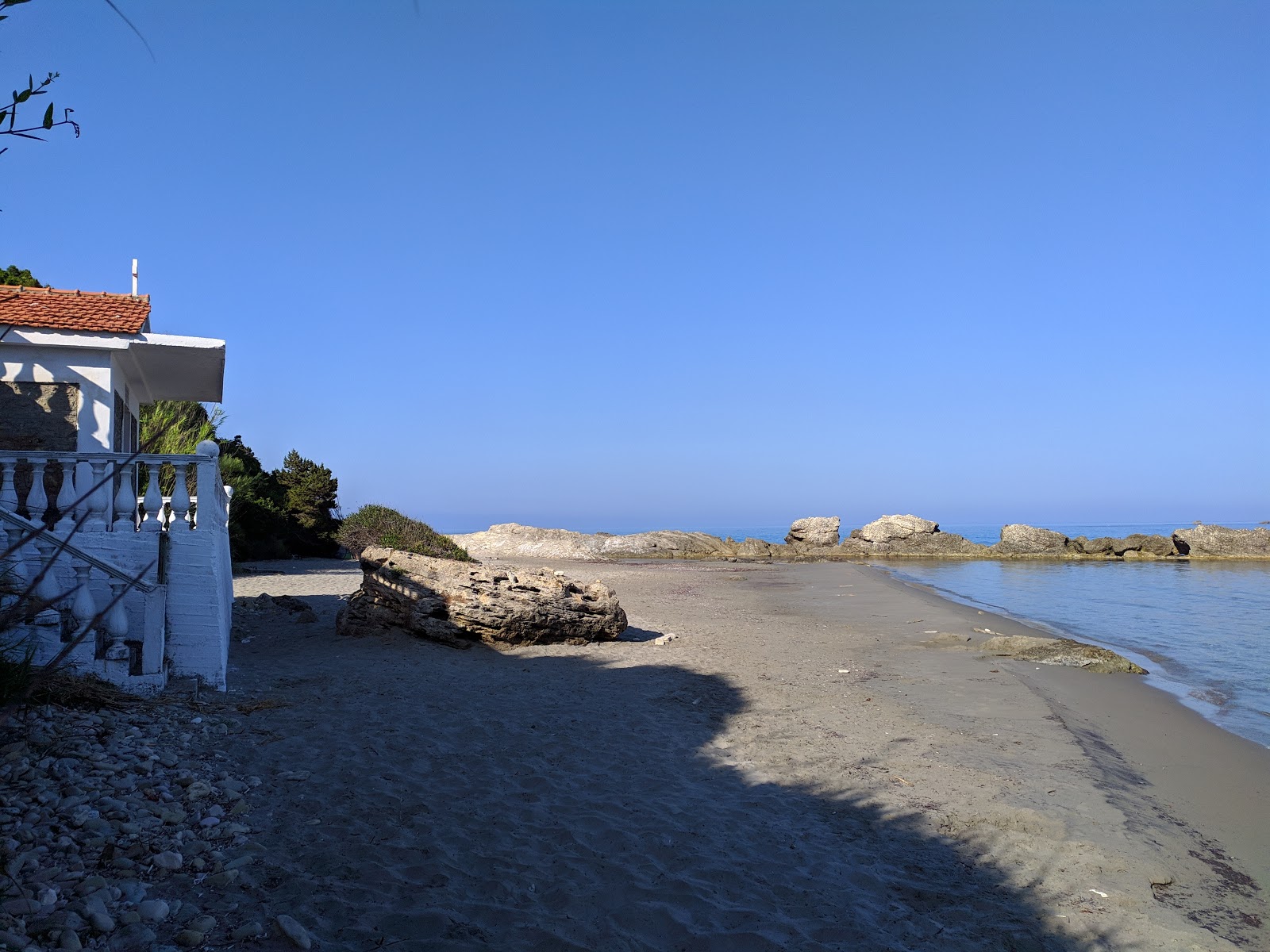 Foto van Agios Nikolaos beach met gemiddeld niveau van netheid