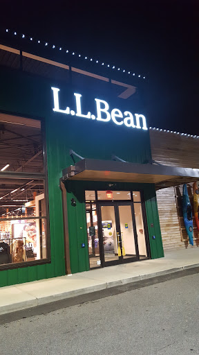 L.L. Bean, 200 Hillside Rd, Cranston, RI 02920, USA, 