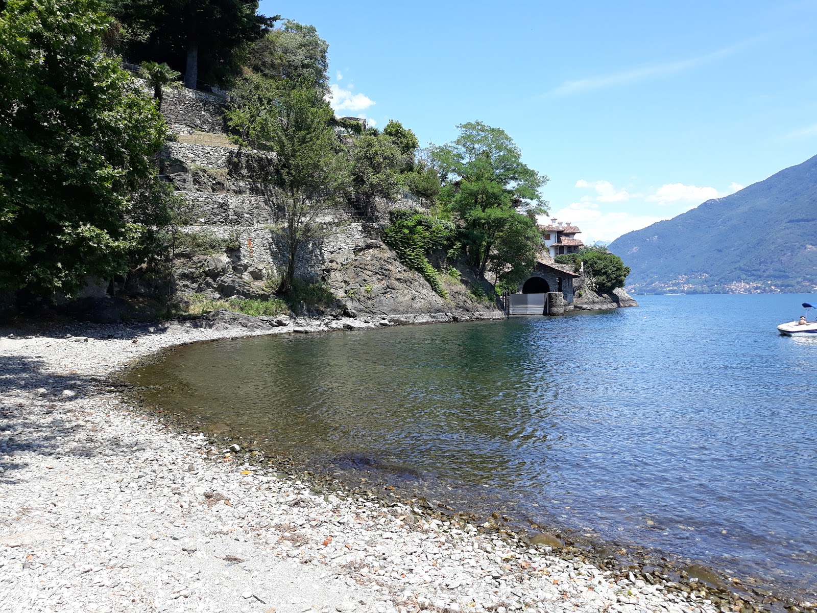 Foto van Spiaggia Santa Maria Rezzonico met grijze kiezel oppervlakte