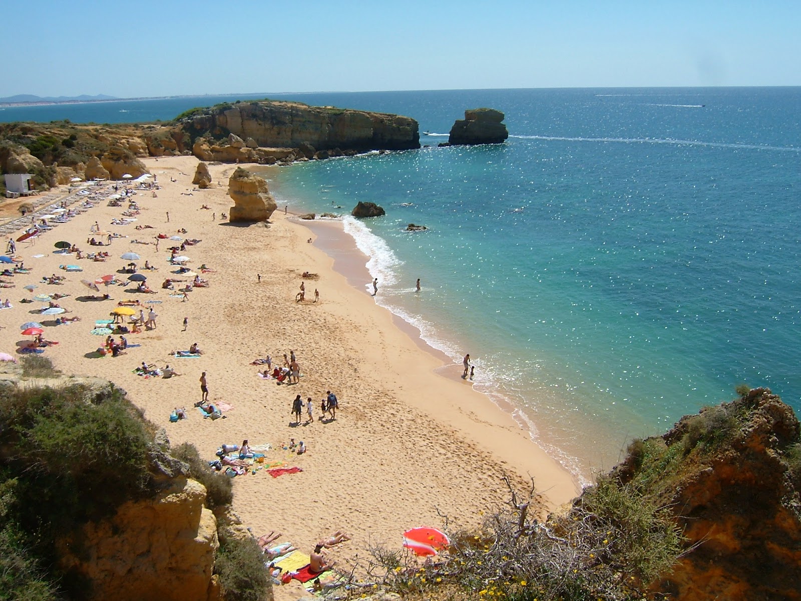 Foto di Praia de Sao Rafael con una superficie del sabbia beige fine
