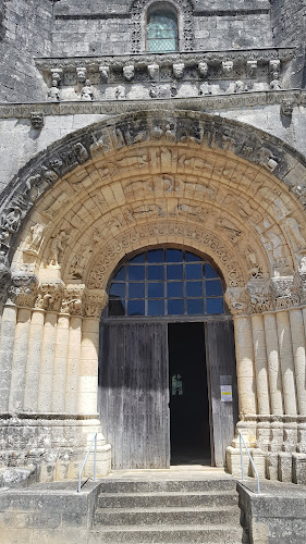 Eglise Notre-Dame de l'Assomption et Lanterne des morts à Fenioux