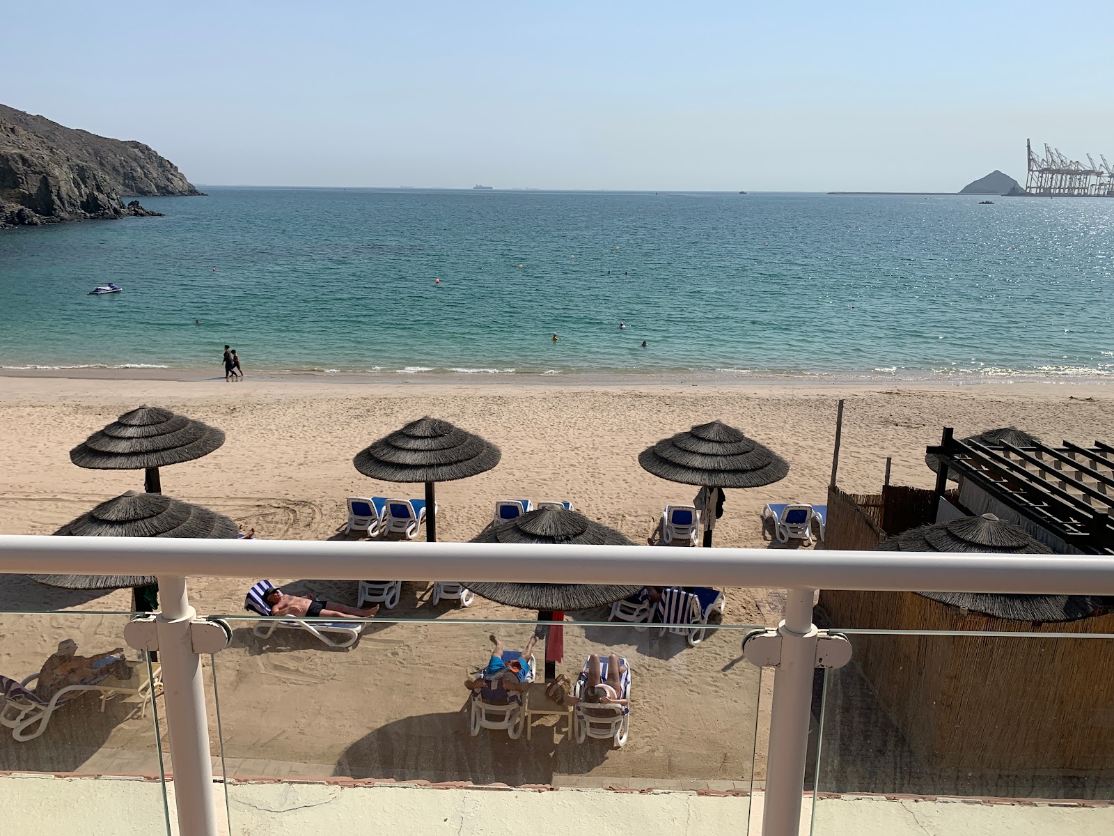 Khor Fakkan Beach的照片 带有碧绿色纯水表面