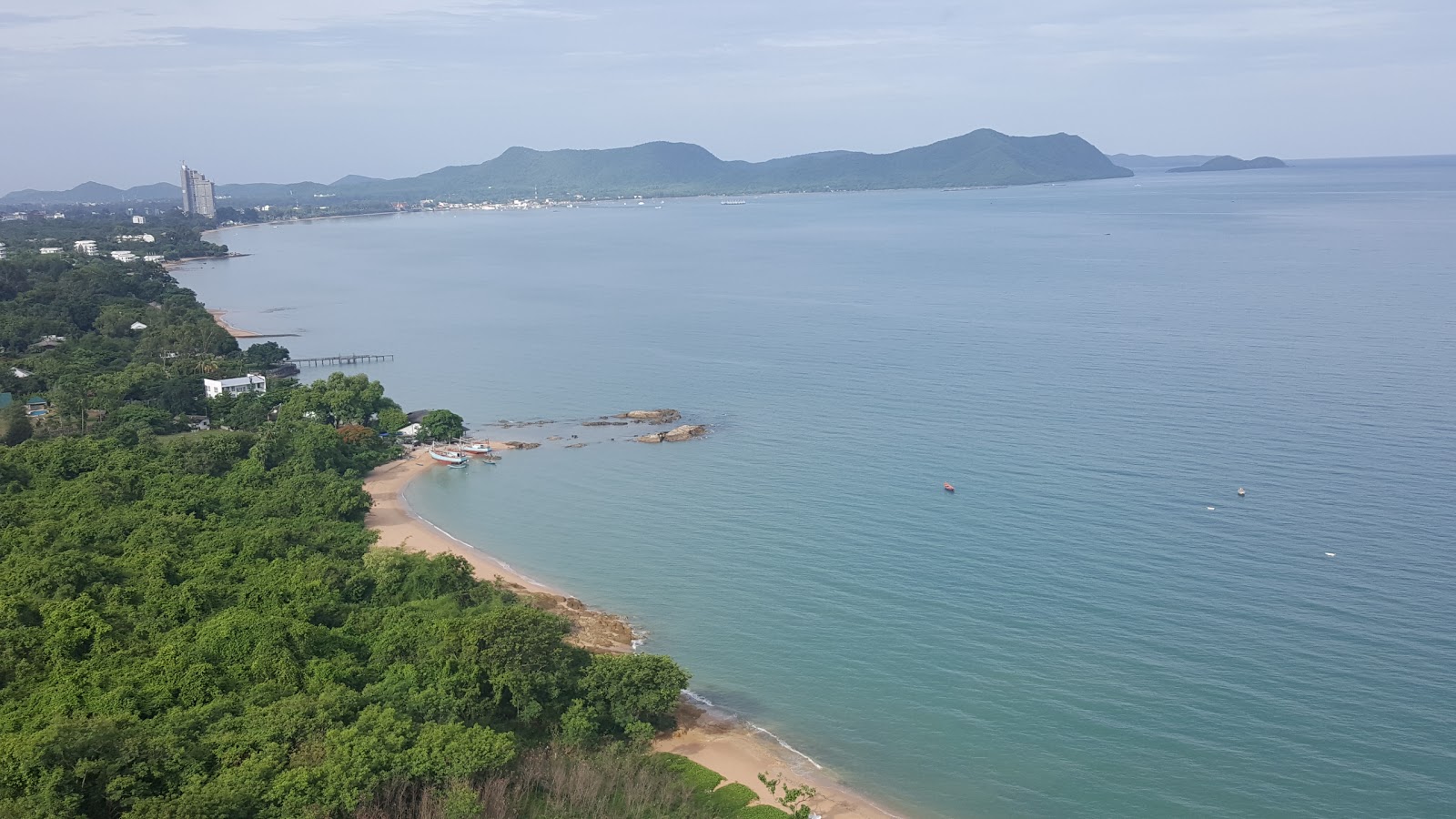 Valokuva Pattaya Paradise Beachista. puhtaustasolla korkea