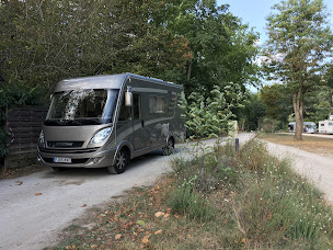 Photo n°16 de Aire de Camping Car payante Saint Cirq Lapopie Plage à Saint-Cirq-Lapopie ()