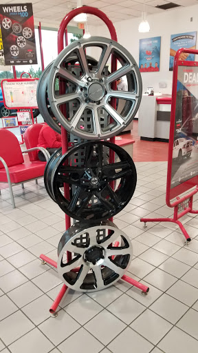 Tire Shop «Discount Tire Store - Conroe, TX», reviews and photos, 1538 I-45, Conroe, TX 77304, USA
