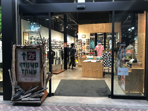 Stores to buy women's flat sandals Tokyo