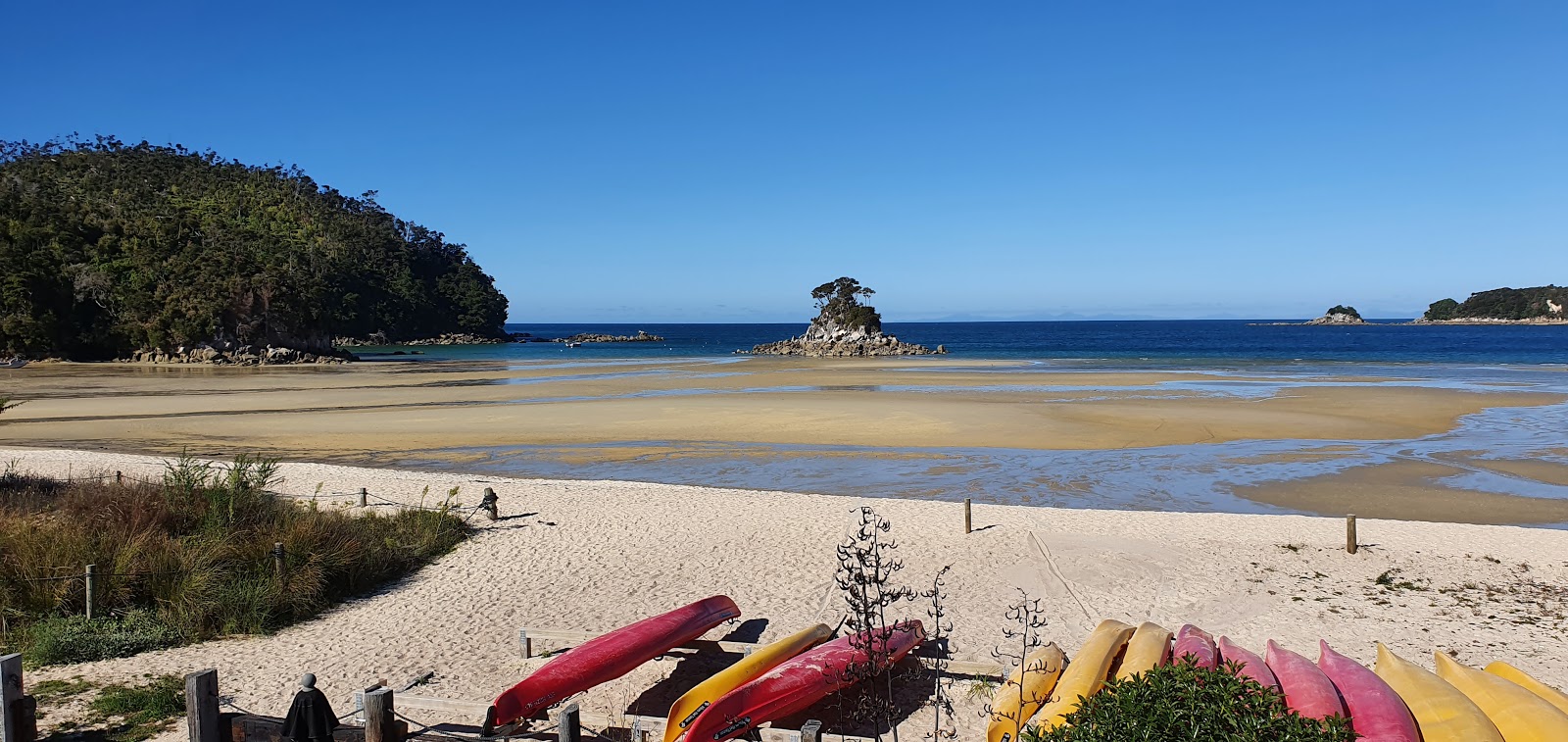 Torrent Bay Beach II'in fotoğrafı uçurumlarla desteklenmiş