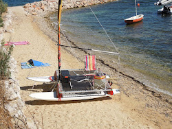 Sovinje beach'in fotoğrafı dağlarla çevrili