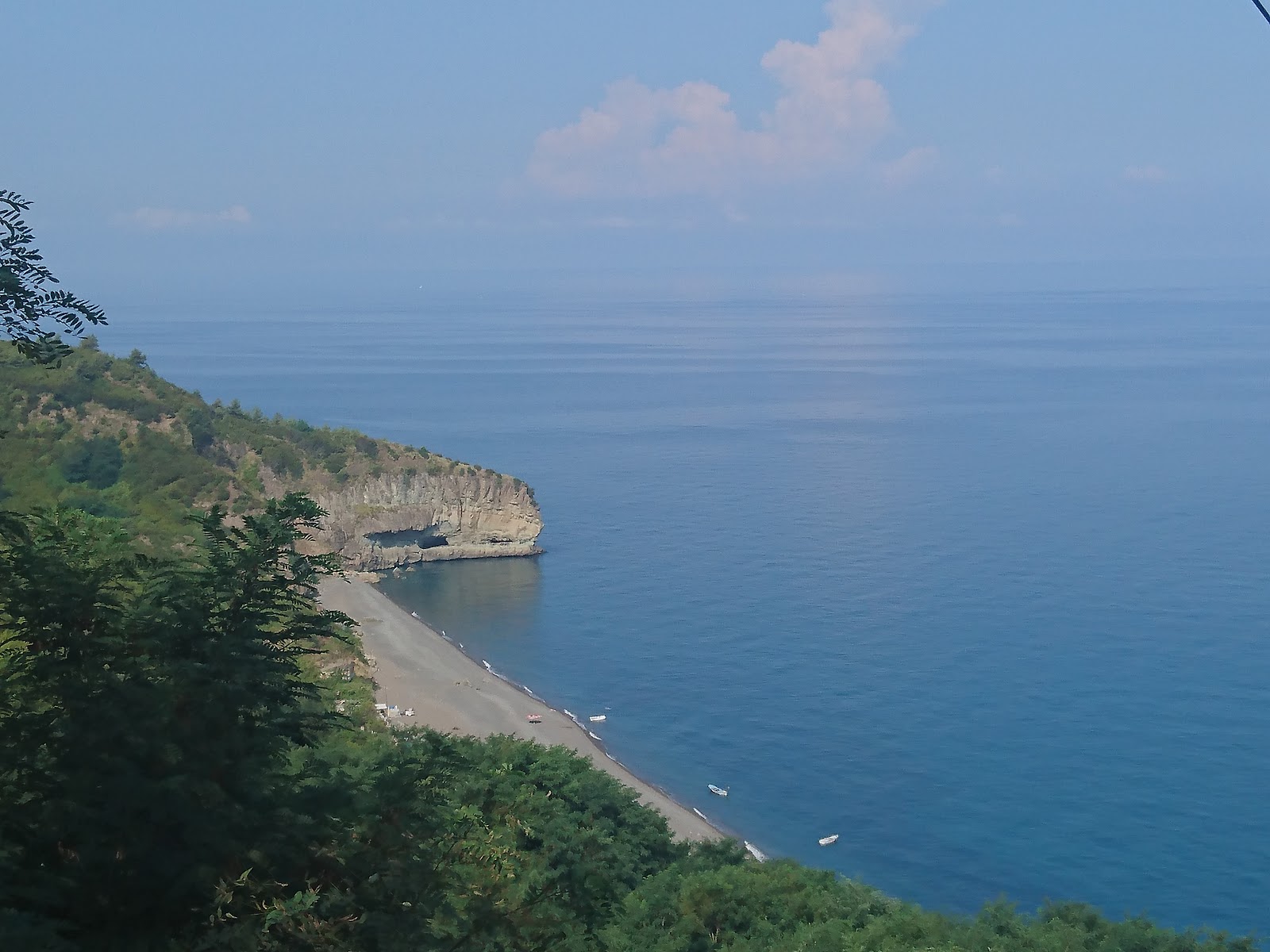 Fotografija Omeragzi Plaji z sivi kamenček površino