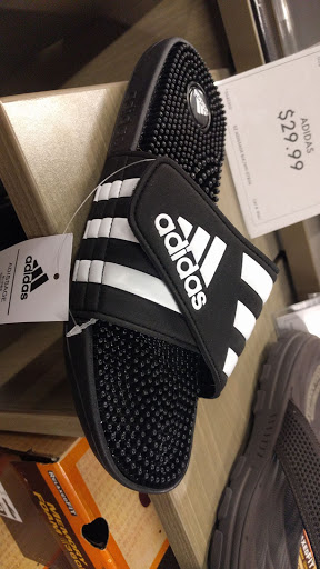 Shoe Store «DSW Designer Shoe Warehouse», reviews and photos, 17158 Redmond Way, Redmond, WA 98052, USA