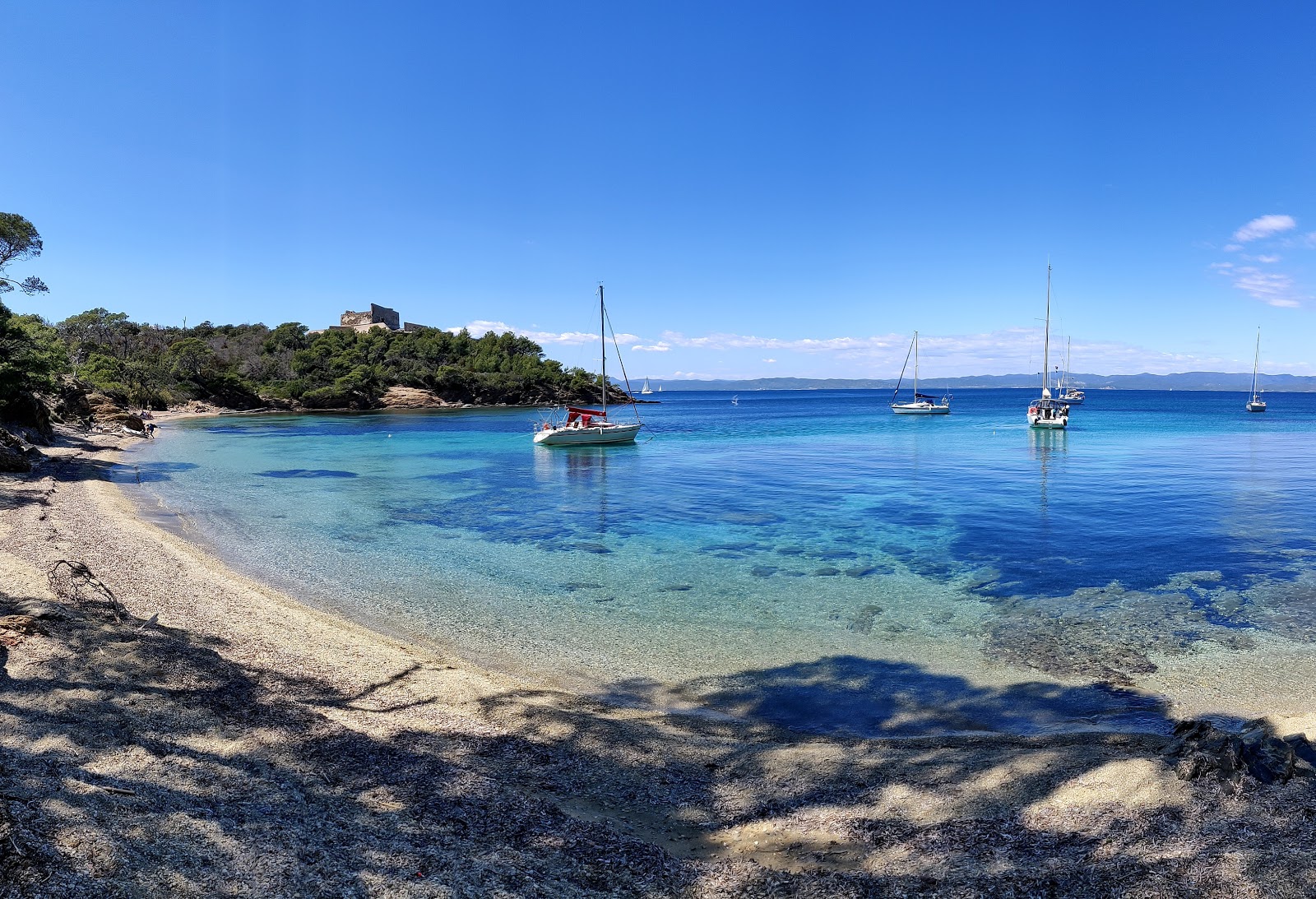 Foto de Beach of Alycastre con pequeños guijarros grises superficie