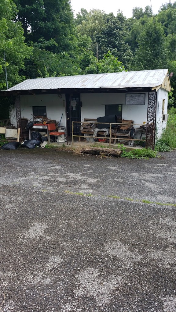 Barton's Barber Shop 24136