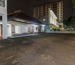 RedDoorz Plus Wisma Suryakancana photo
