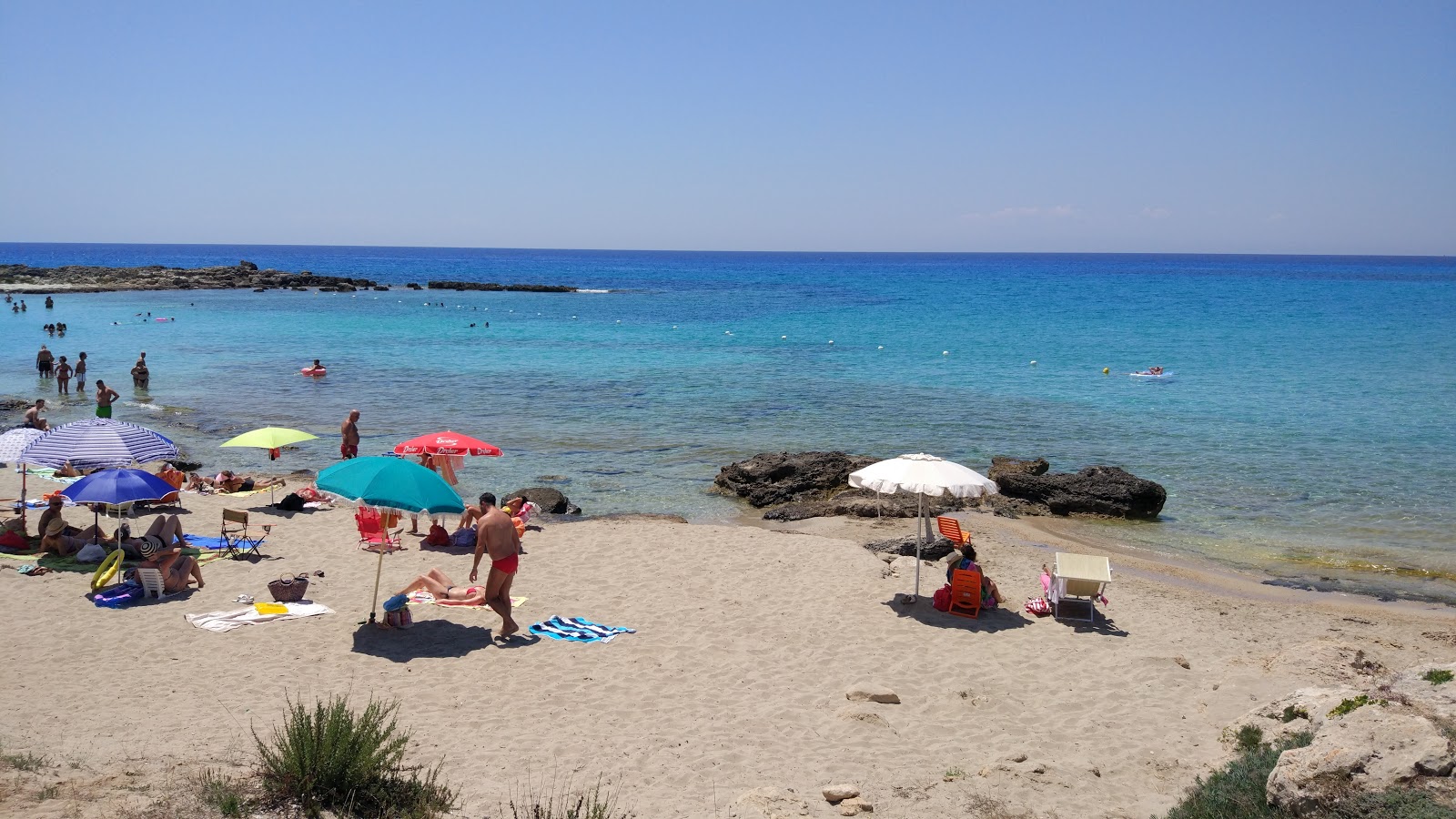 Spiaggia di Serrone'in fotoğrafı mavi saf su yüzey ile
