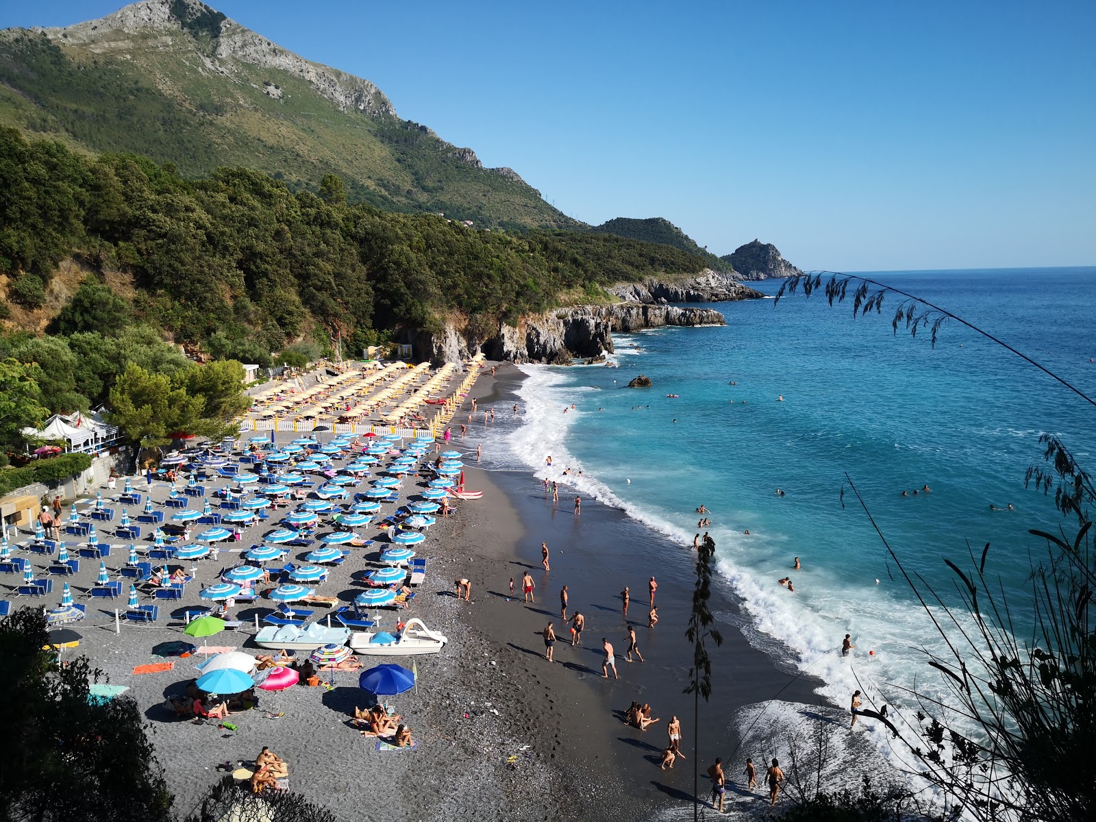 Zdjęcie Spiaggia di Macarro z powierzchnią brązowy piasek