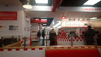 Atmosphère du Restaurant de hamburgers Five Guys - Aix-en-Provence - n°15