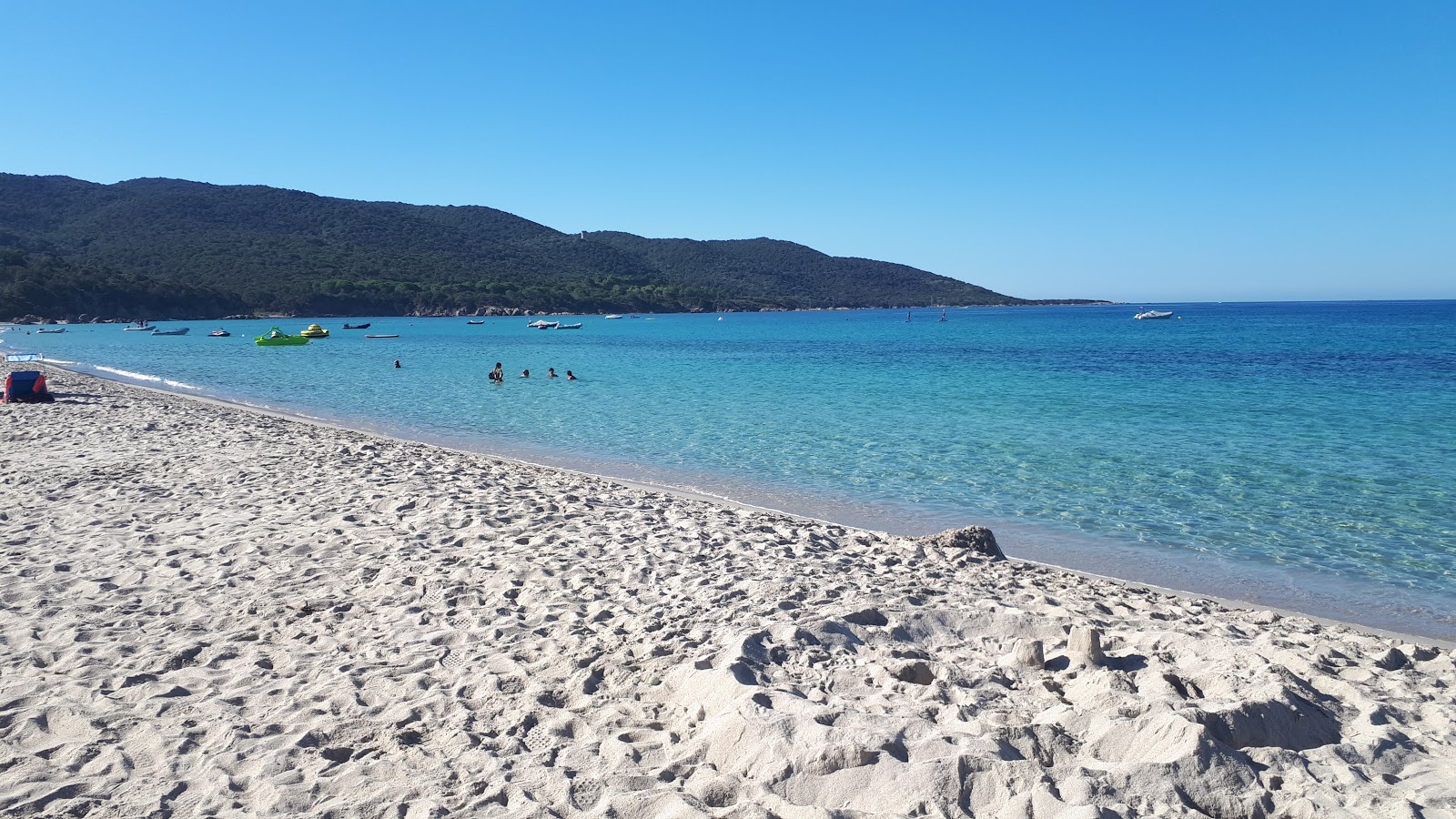 Foto de Playa de Cupabia con agua cristalina superficie