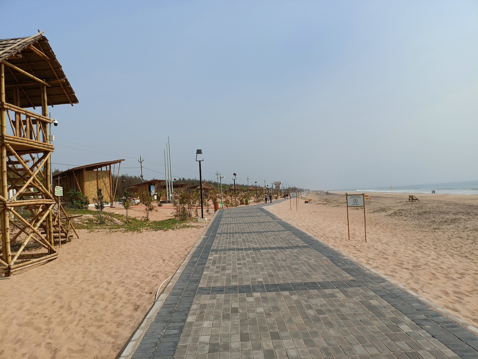 Foto di Sonpur Beach con una superficie del sabbia luminosa