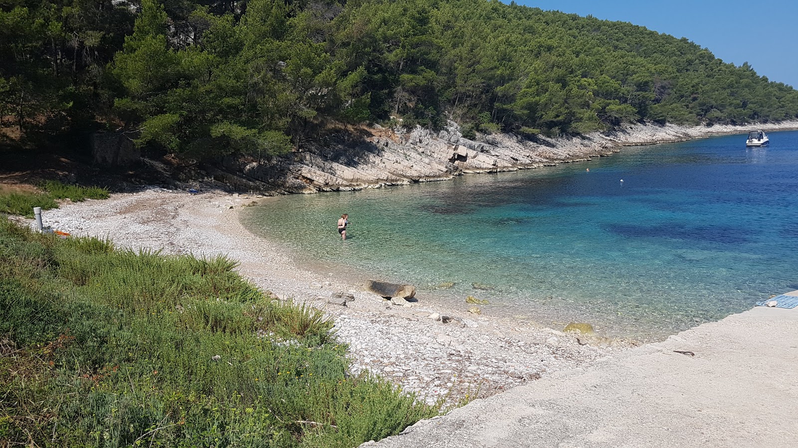 Foto von Sviracina beach mit beiger kiesel Oberfläche
