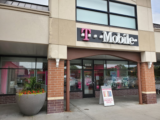 Cell Phone Store «T-Mobile», reviews and photos, 8224 MN-7 #325, St Louis Park, MN 55426, USA