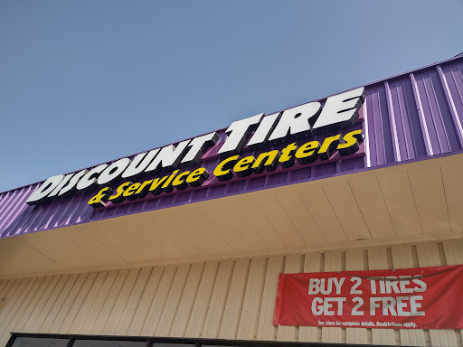 Tire Shop «Discount Tire Centers - Fresno, CA», reviews and photos, 6615 N Blackstone Ave, Fresno, CA 93710, USA