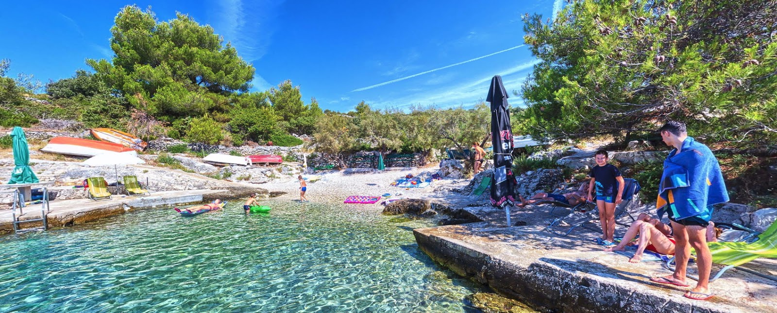 Photo de Zecevo beach III avec une baie minuscule