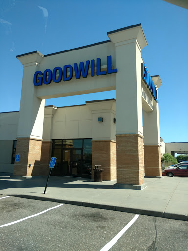 Thrift Store «Goodwill - Roseville, MN - Cleveland Avenue», reviews and photos, 2500 Cleveland Ave N, Roseville, MN 55113, USA