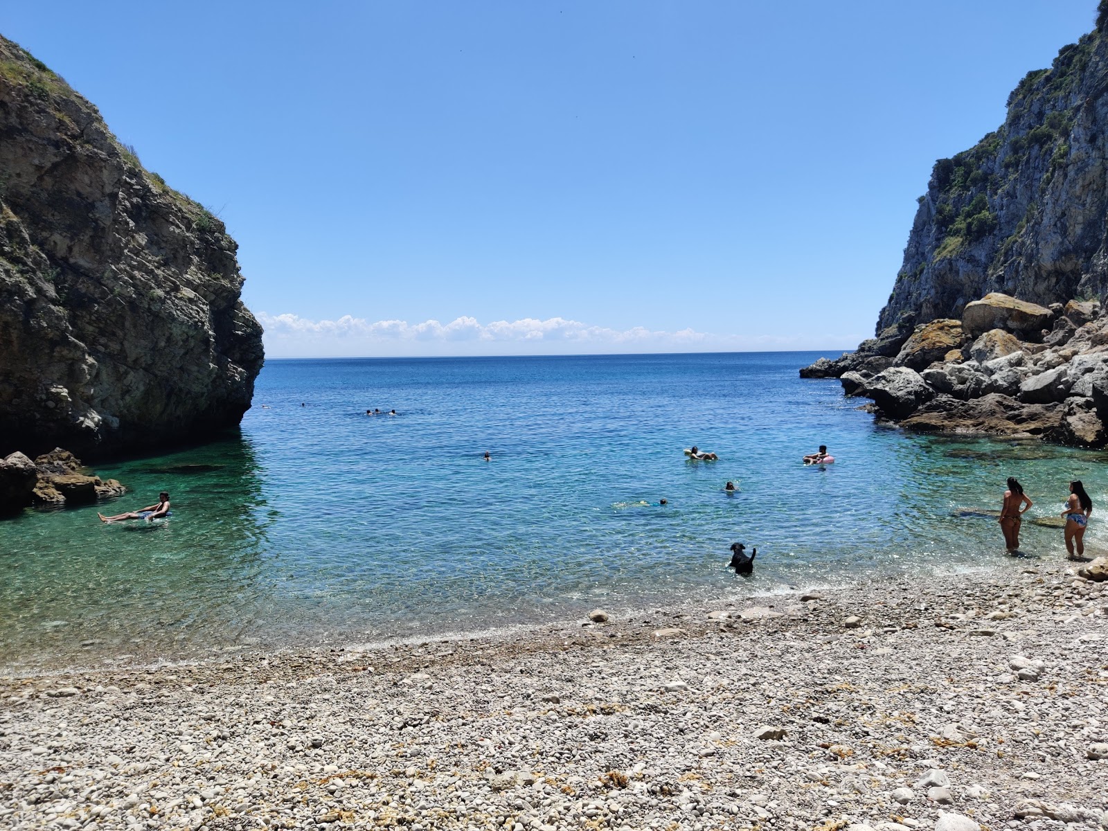 Φωτογραφία του Baleeira Beach υποστηρίζεται από βράχους