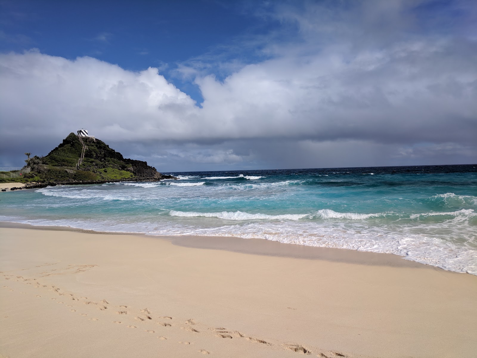 Φωτογραφία του Pyramid Rock Beach με μπεζ άμμος επιφάνεια