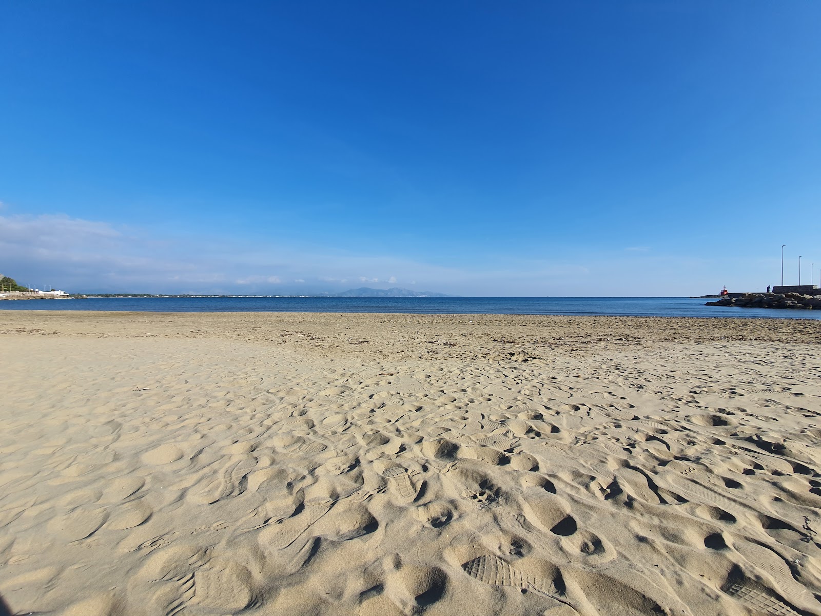 Fotografie cu Rive di Traiano beach cu nivelul de curățenie in medie
