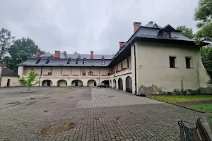 Zamek w Kończycach Małych na Bagnie image