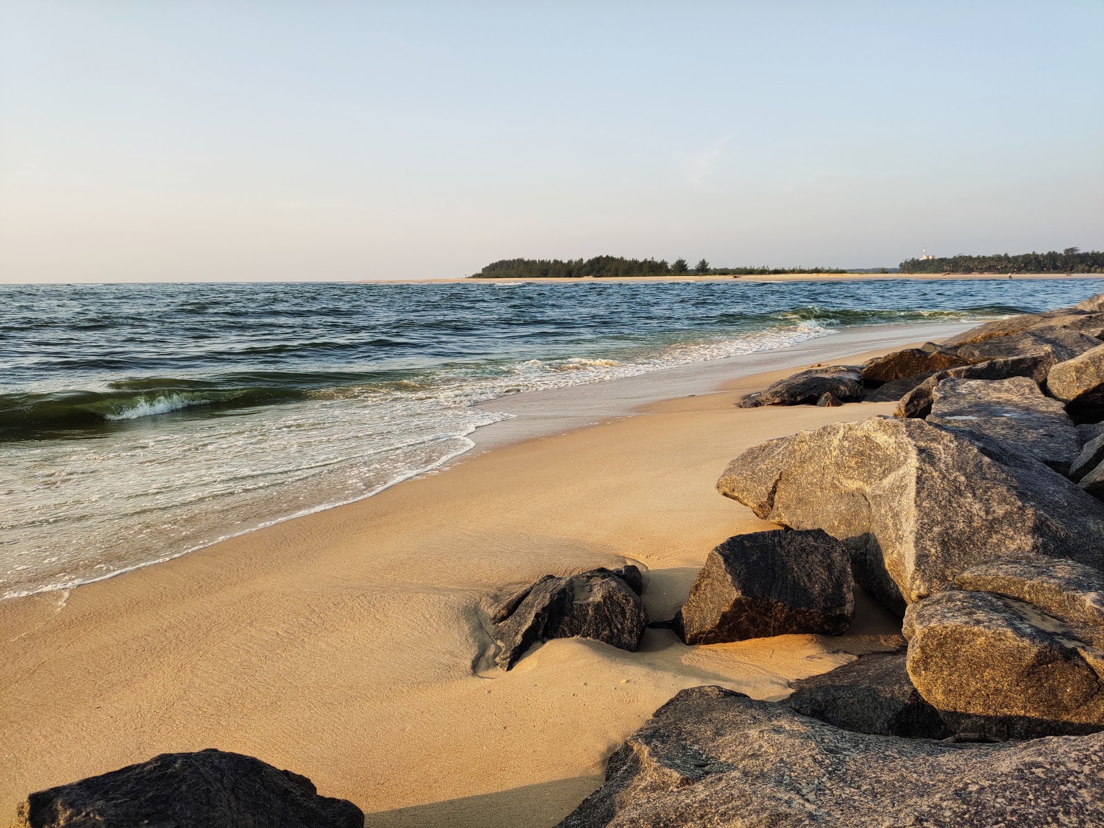 Sasihitlu beach的照片 带有碧绿色水表面