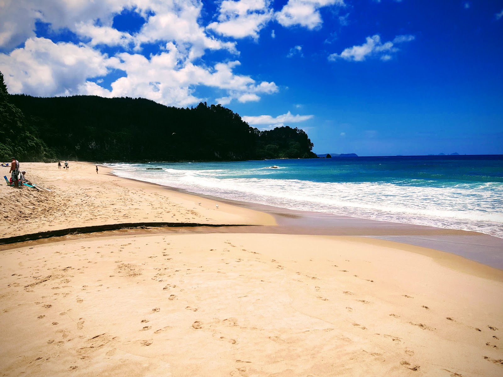 Foto van Onemana Beach met helder zand oppervlakte