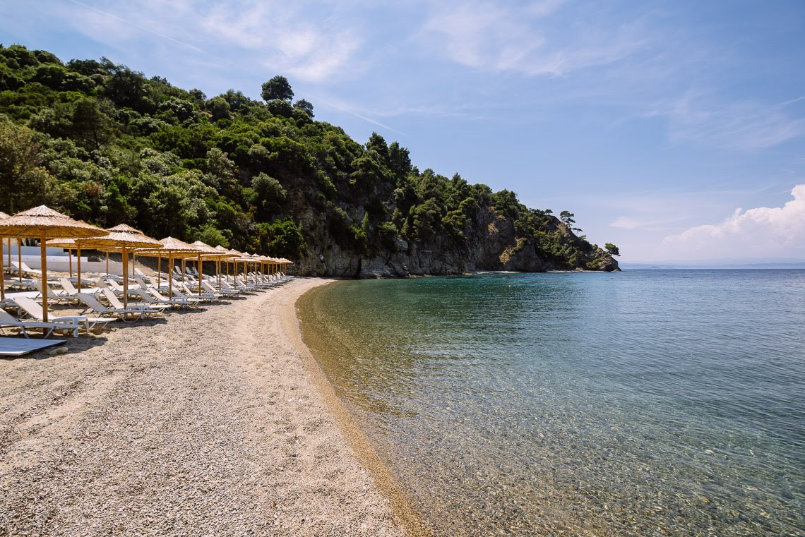Fotografie cu Bahia beach Bar cu o suprafață de nisip beige și pietricele