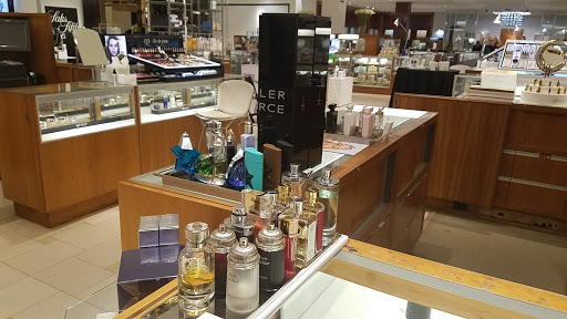 Department Store «Saks Fifth Avenue», reviews and photos, 26100 Cedar Rd, Beachwood, OH 44122, USA