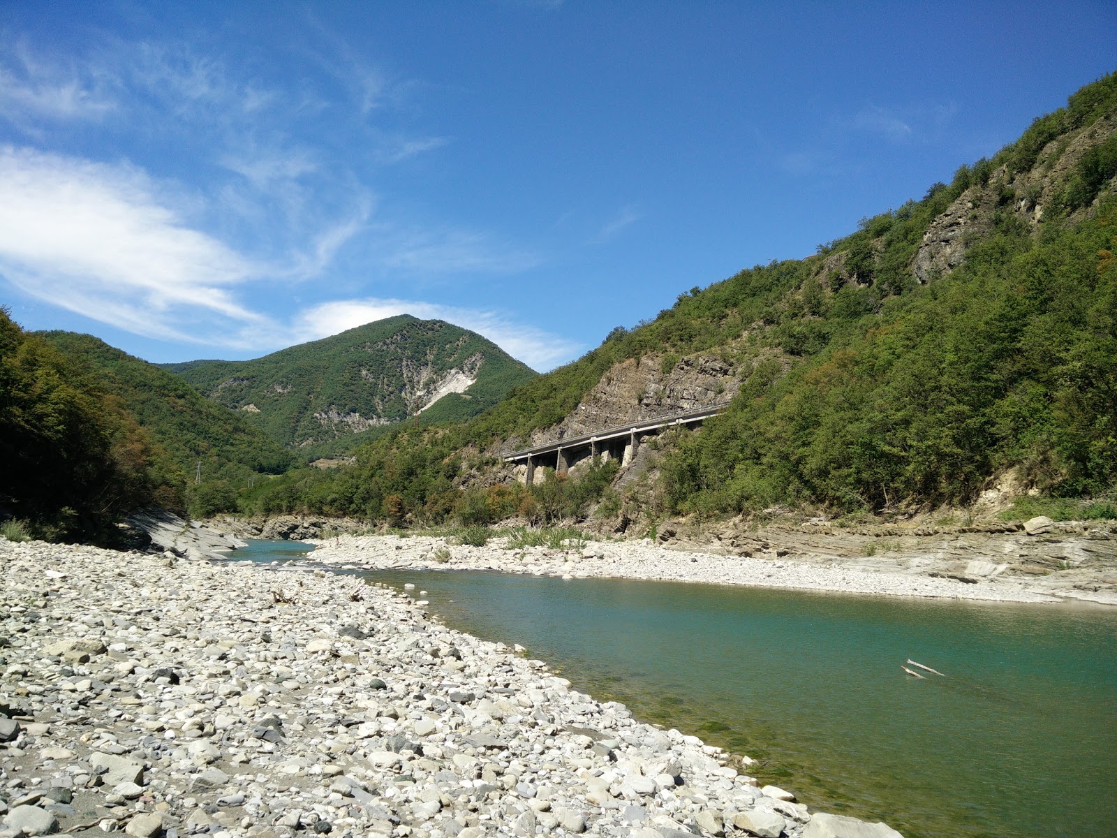 Foto de Praia de Bobbio apoiado por penhascos