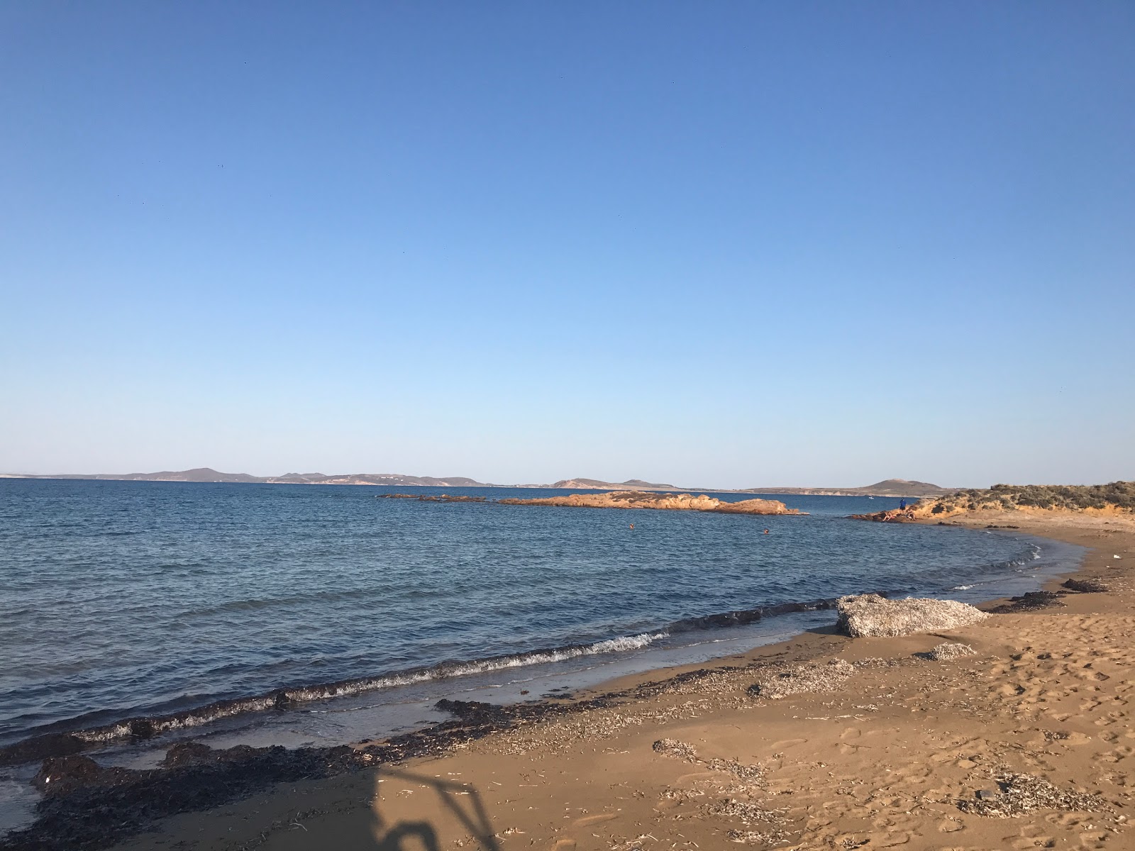 Foto van Agios Ermolaos beach met blauw puur water oppervlakte